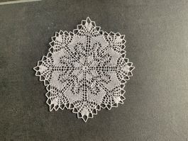 Handgestricktes Deckchen, Ø 17 cm, Weiss, Winterdeko❄️