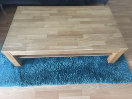 Massiver Holztisch mit Ablage gebracht !