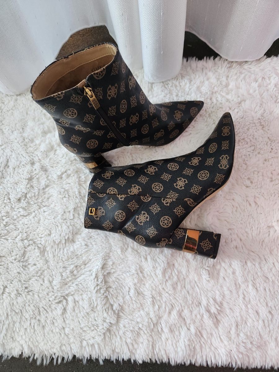 Guess Scarpe da donna: Guess Stiefeletten Gr. 39 mit Absatz & Muster – Usato da Schöftland venduto da Luky3535