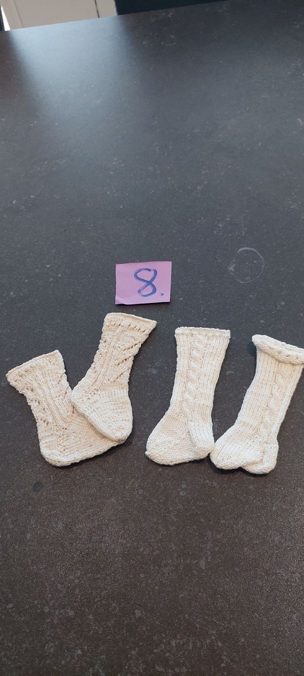 Bambole: 2 paar neue handgestrickte Puppensocken – Nuovo (secondo la descrizione) da Muri AG venduto da nindo1