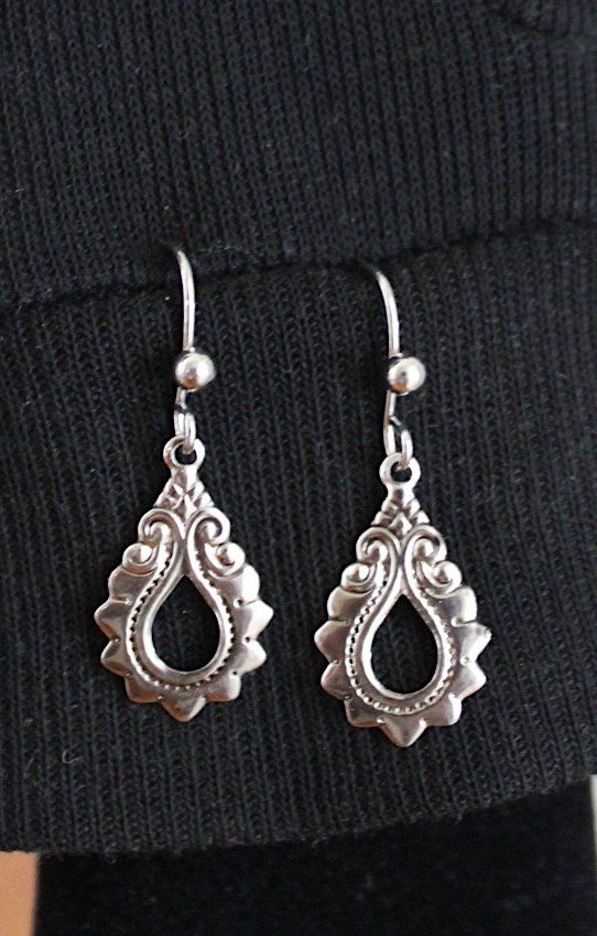 Ohrringe & -stecker: Neu, Modeschmuck Ohrhänger , Länge ca. 3.5 cm – Gebraucht aus Locarno von madame-tus-sauds 1