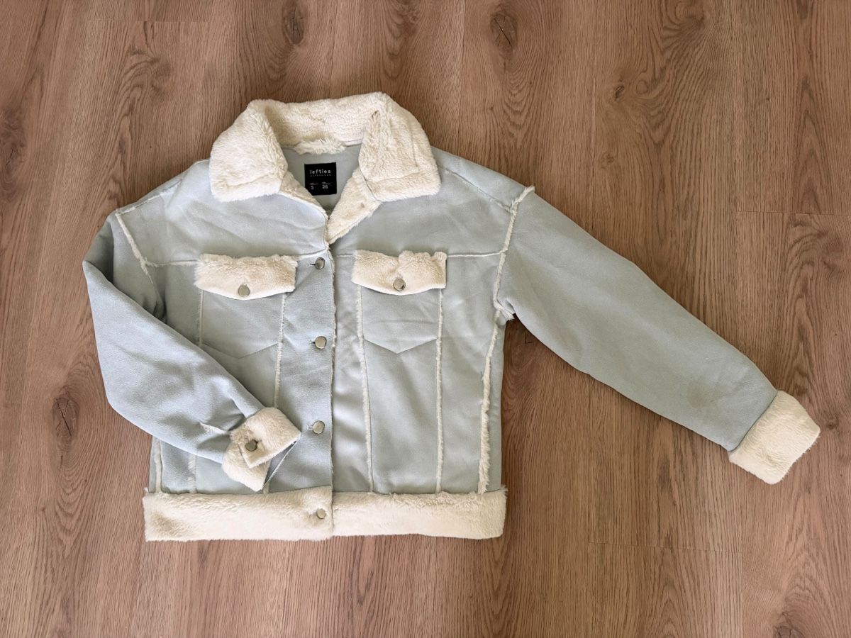 Giacche: Damen Jacke Bershka hellblau mit Fellfutter Grösse S – Usato da Lengnau AG venduto da meaganxm