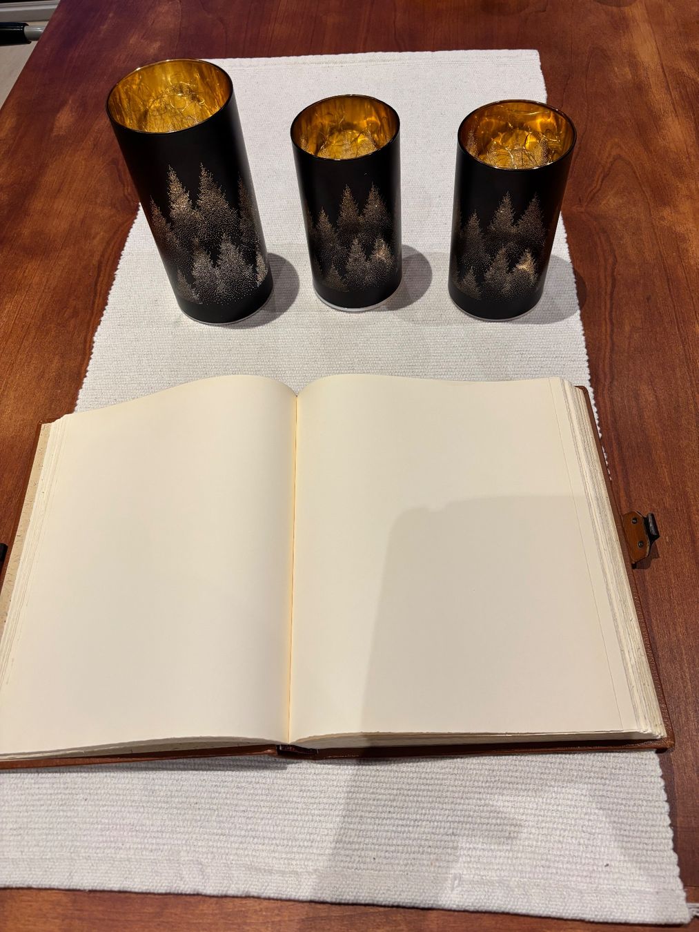 Libri: Edles Gäste/Notizbuch in Handarbeit – Nuovo (secondo la descrizione) da Hurden venduto da vigi01 4