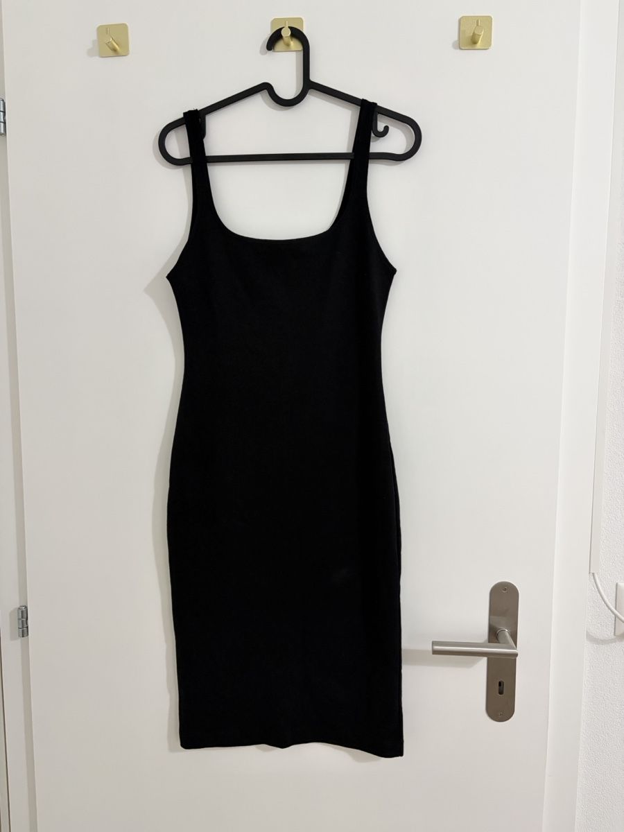 Robes: Robe noire moulante sans manches – D'occasion à Monthey par Sevdije.Kololli