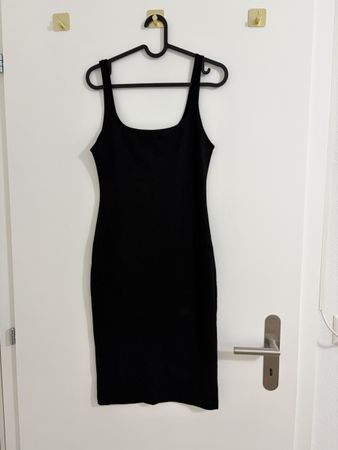Robe noire moulante sans manches
