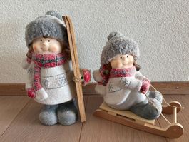Süsses Mädchen-Duo im Schnee, 1x mit Ski, 1x auf Schlitten