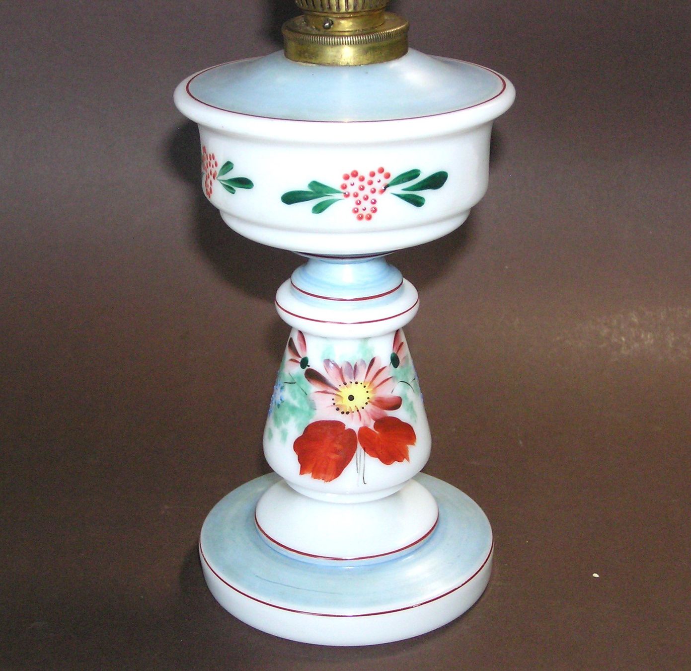 Lampade: Dekorative antike Petroleumlampe Opalglas 19.Jh. – Usato da Grenchen venduto da Antique-hunter 1