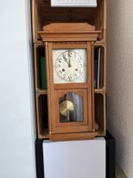 Wanduhr mit Pendel aus Holz antik gebraucht erhalten