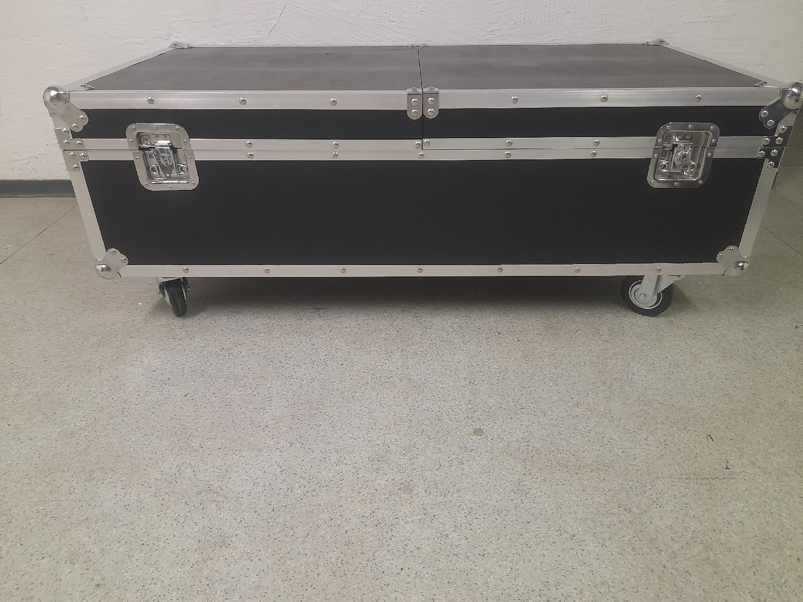 Maisons du monde Tavoli: Flightcase Design Couchtisch – Usato da Glattbrugg venduto da B_B