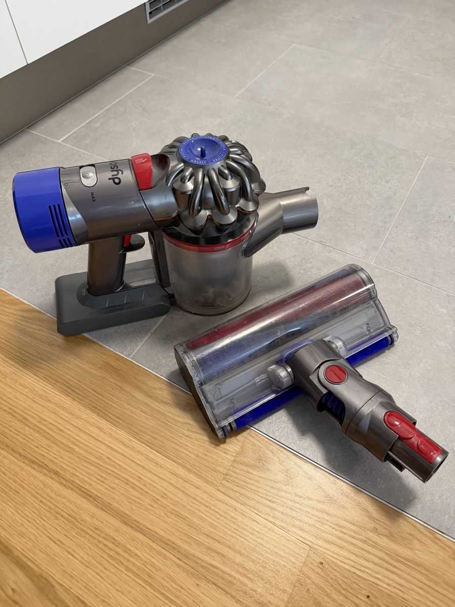Dyson Aspirateurs & Accessoires: Dyson V8 – D'occasion à Meyrin par SA_3006