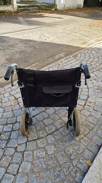 Sedie a rotelle: Fauteuil roulant pliable L – Usato da lausanne venduto da Pourvousservir 2