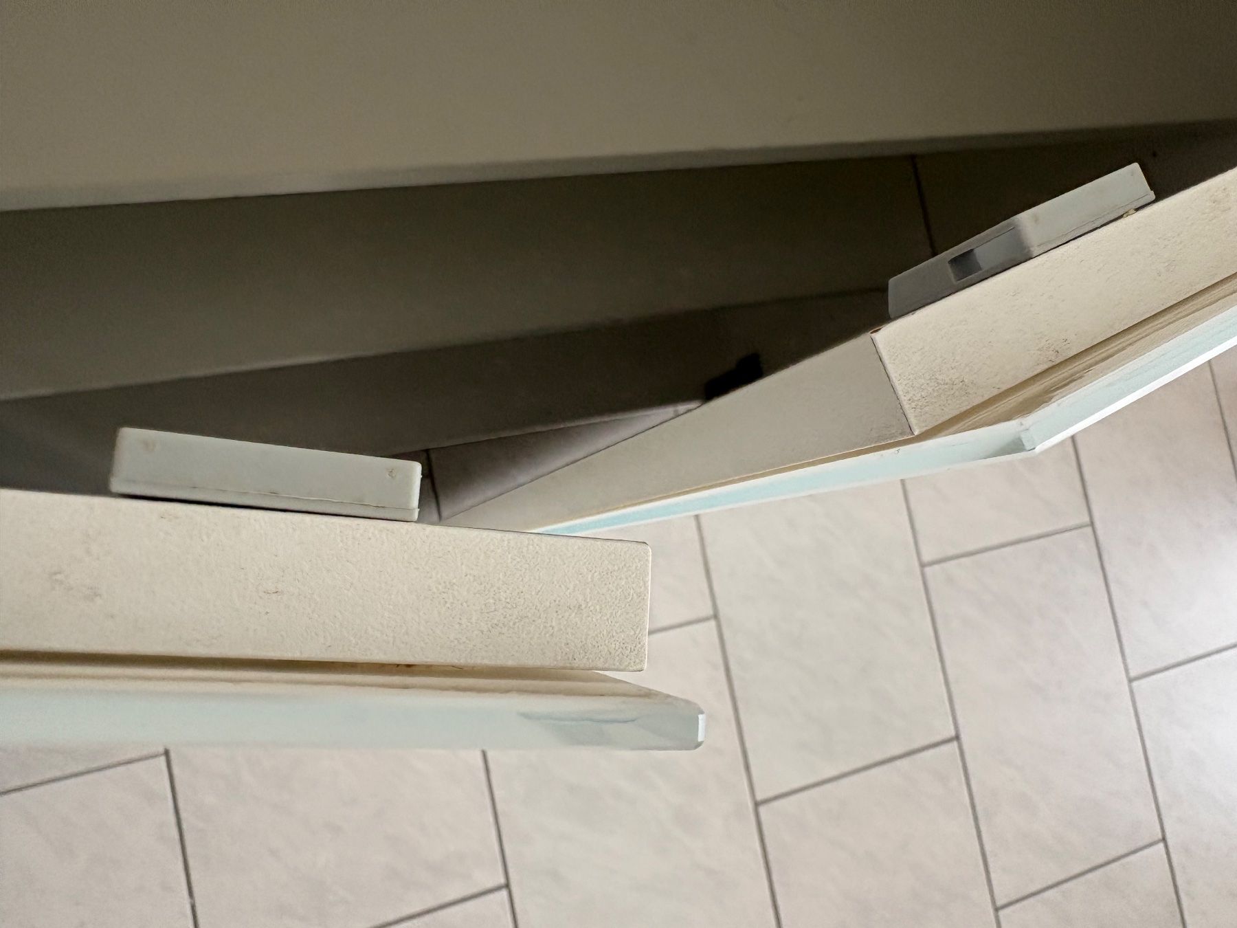 Commodes: Weisse Kommode, Oberfläche und Front aus Glas – D'occasion à Richterswil par 1cacique 3