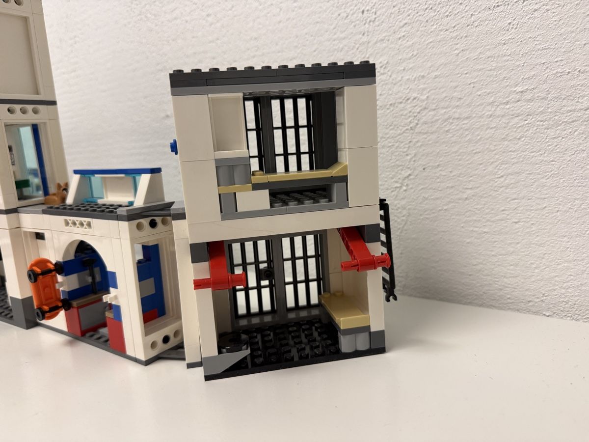 Lego Kit di costruzioni: LEGO City Polizeistation 60246 – Usato da Hombrechtikon venduto da come01 3