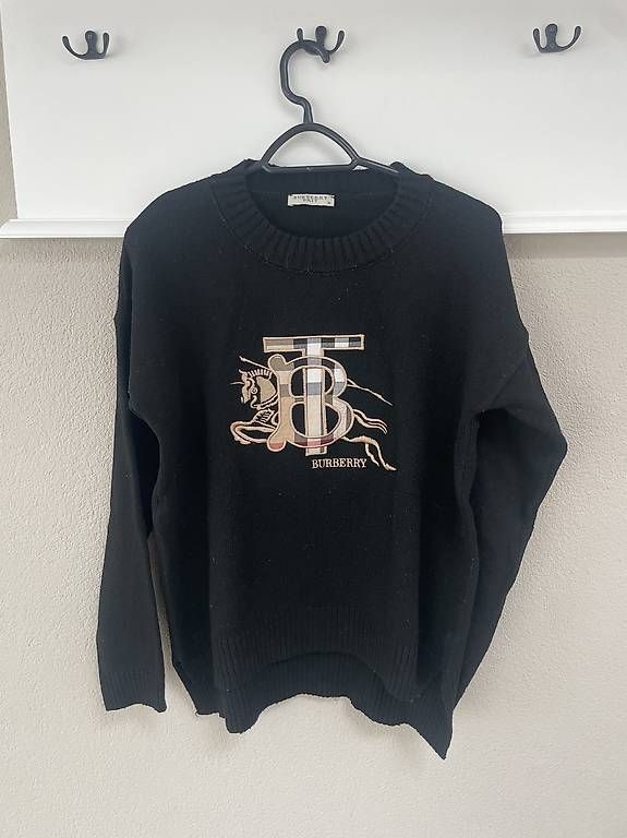 Maglioni & Felpe: Schwarzer Strickpullover mit markantem Logo-Stick – Usato da Glis venduto da SabrinaXA