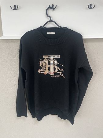 Schwarzer Strickpullover mit markantem Logo-Stick