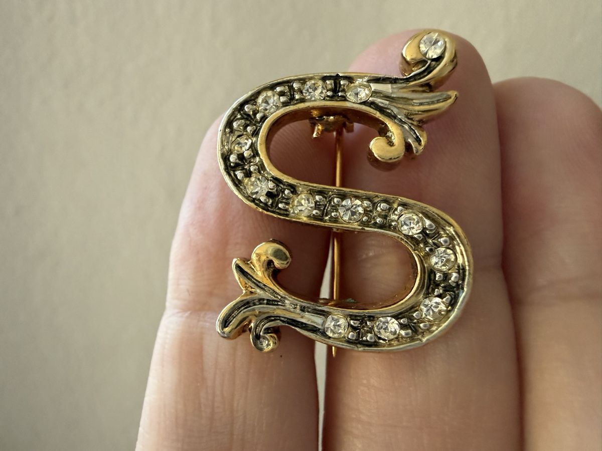 Broches & Aiguilles: Vintage-Brosche mit Initiale S goldfarben mit Strass. – D'occasion à Lamone par LaCantinaMagica 1