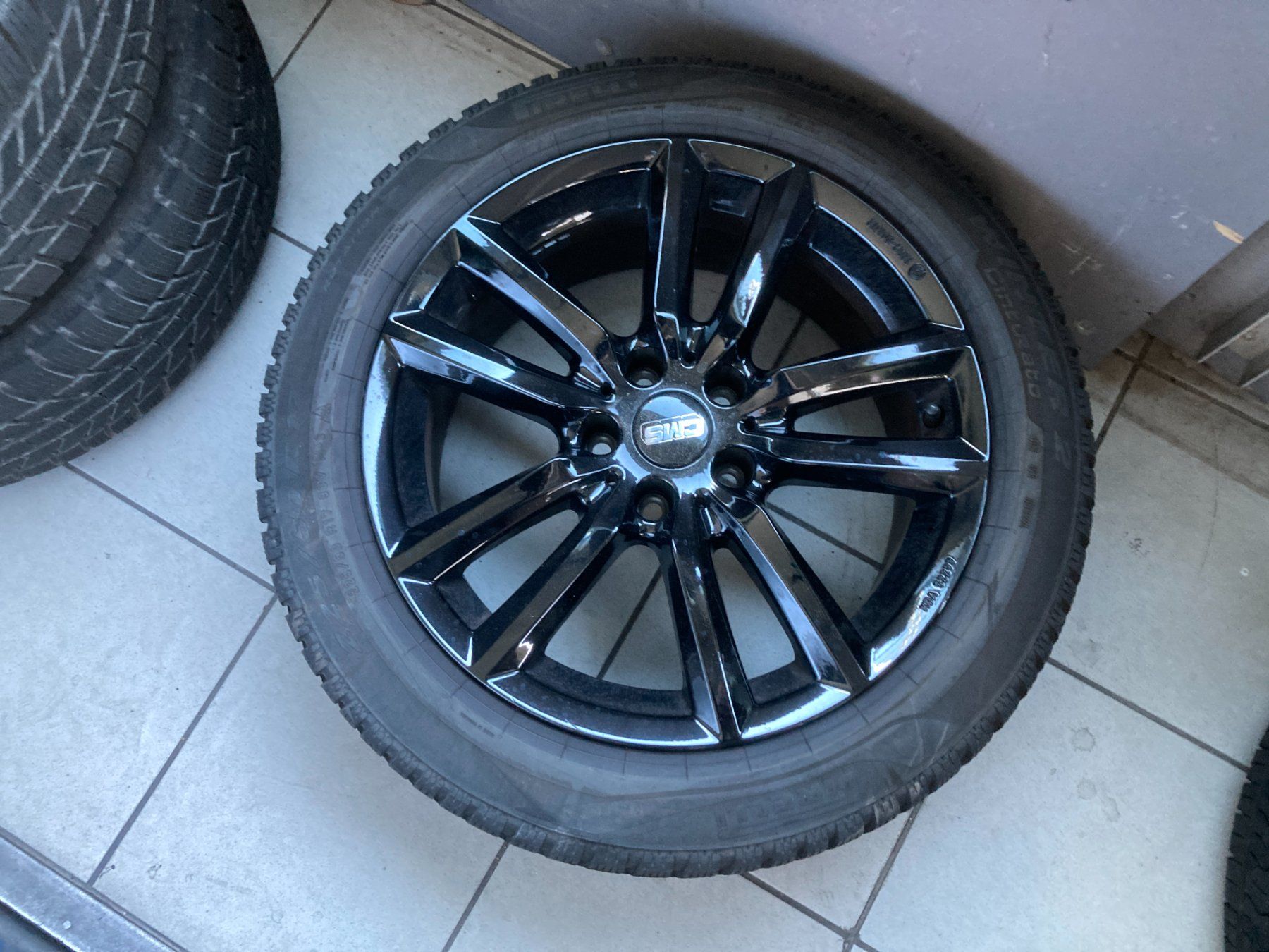 Audi Pneus & Roues: Audi A5 Winterräder 225/50R17 Pirelli – D'occasion à Cham par WB2223 4