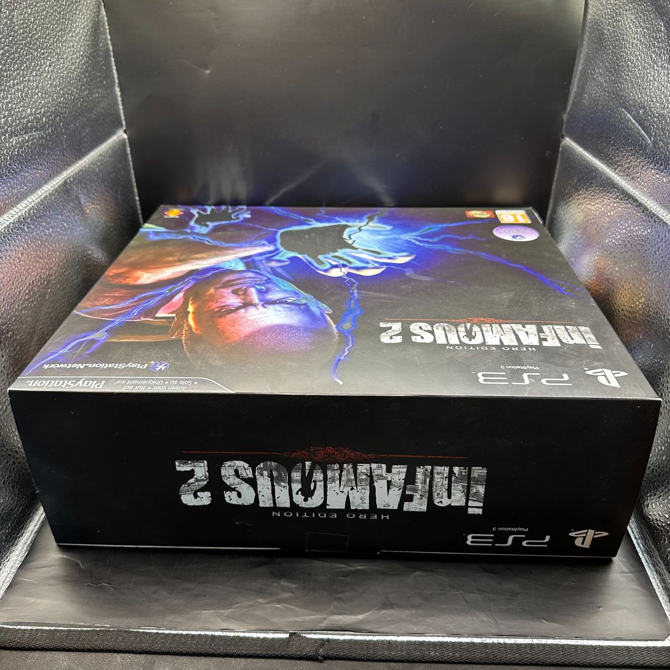Sony Giochi: Playstation 3 Infamous 2 Hero Edition Sealed – Nuovo e nell'imballaggio originale da Düdingen venduto da Nerdworld 4