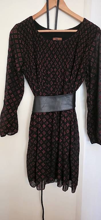 Kleider: Robe – Gebraucht aus Veyrier von car_6c5z