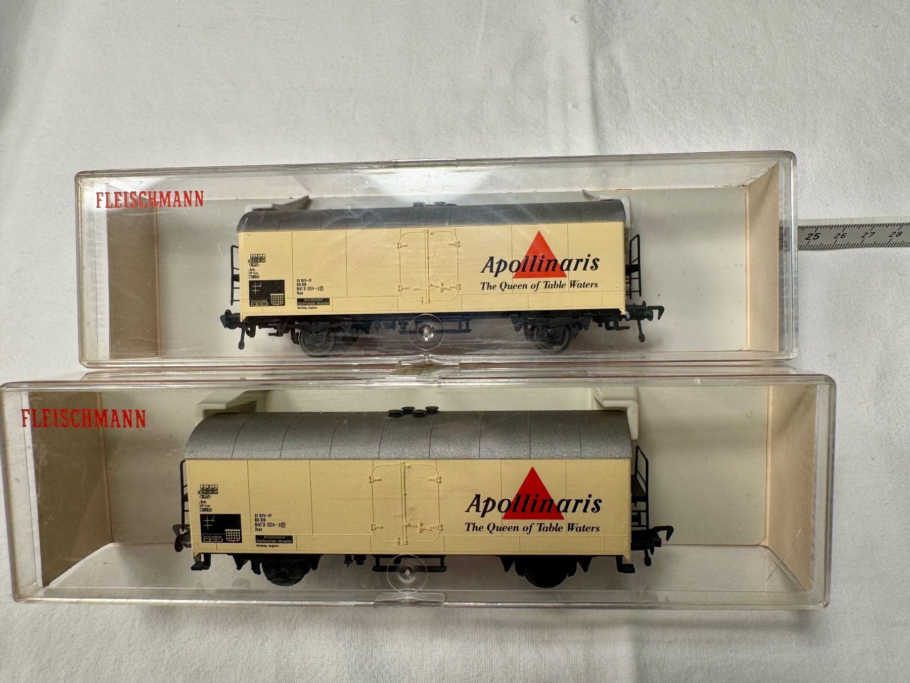 Fleischmann Modelleisenbahnen: 2 Fleischmann Kühlwagen Apolinaris Set Spur H0 – Gebraucht aus Wettingen von 1coni1