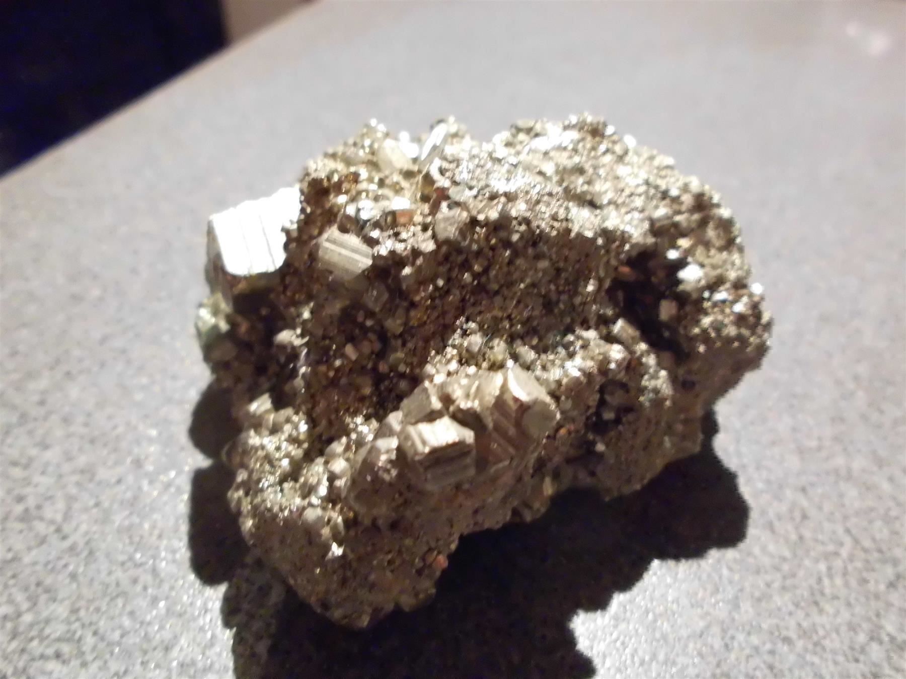 Mineralien & Heilsteine: Stein silbrig, glitzernd – Gebraucht aus Zürich von Motzkuh
