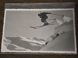 Alte Postkarte: Skifahrer im Flug, Davos Parsenn!