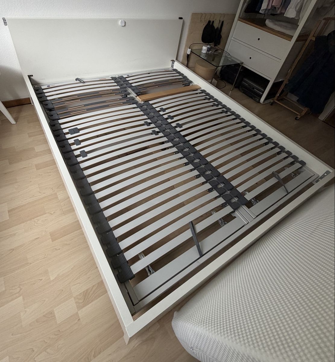 Betten: Double Bed White Frame with Slatted Base and Mattress – Gebraucht aus Interlaken von ReLovedObjects 2