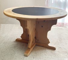 Tisch rund 120 cm / Arvenholz, Schiefer