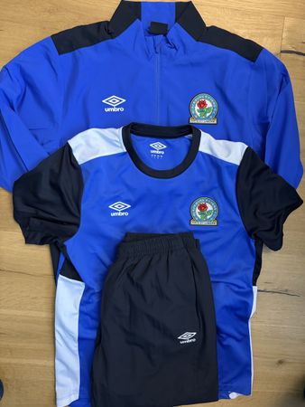 Blackburn Rovers, Trainer und Shirt, alles Gr L