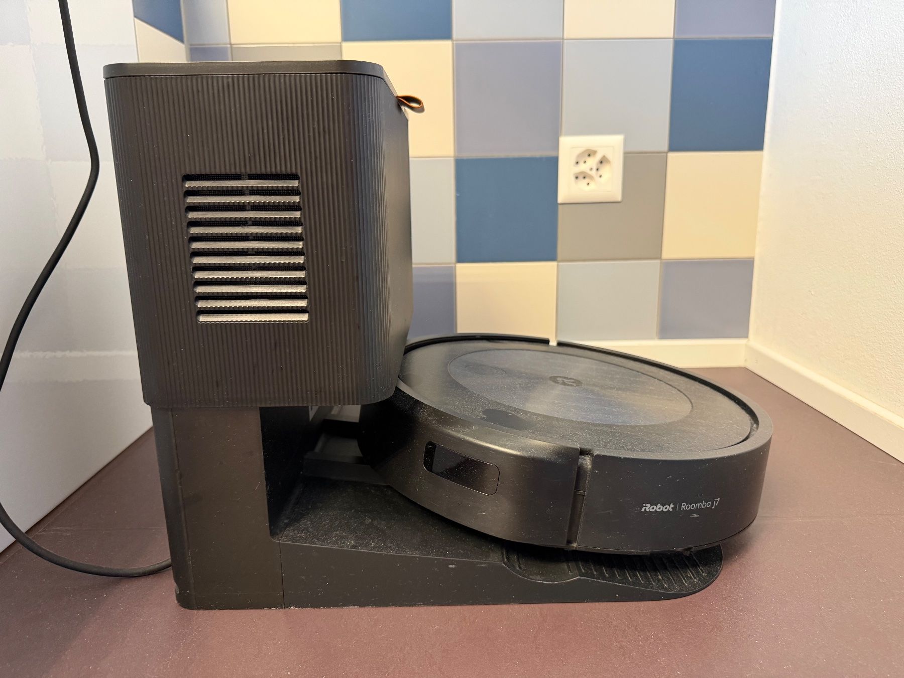 Irobot Staubsauger & Zubehör: Neuwertiger iRobot Roomba j7 – Gebraucht aus Bern von Stahlblau_26 1