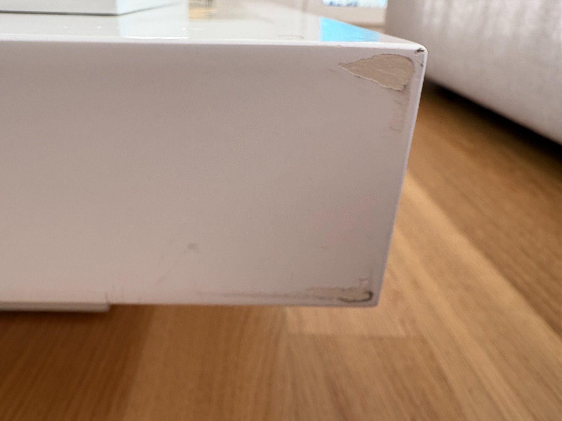 Tavoli: Couchtisch weiss mit Glasabdeckung – Usato da Urdorf venduto da Rini81 9