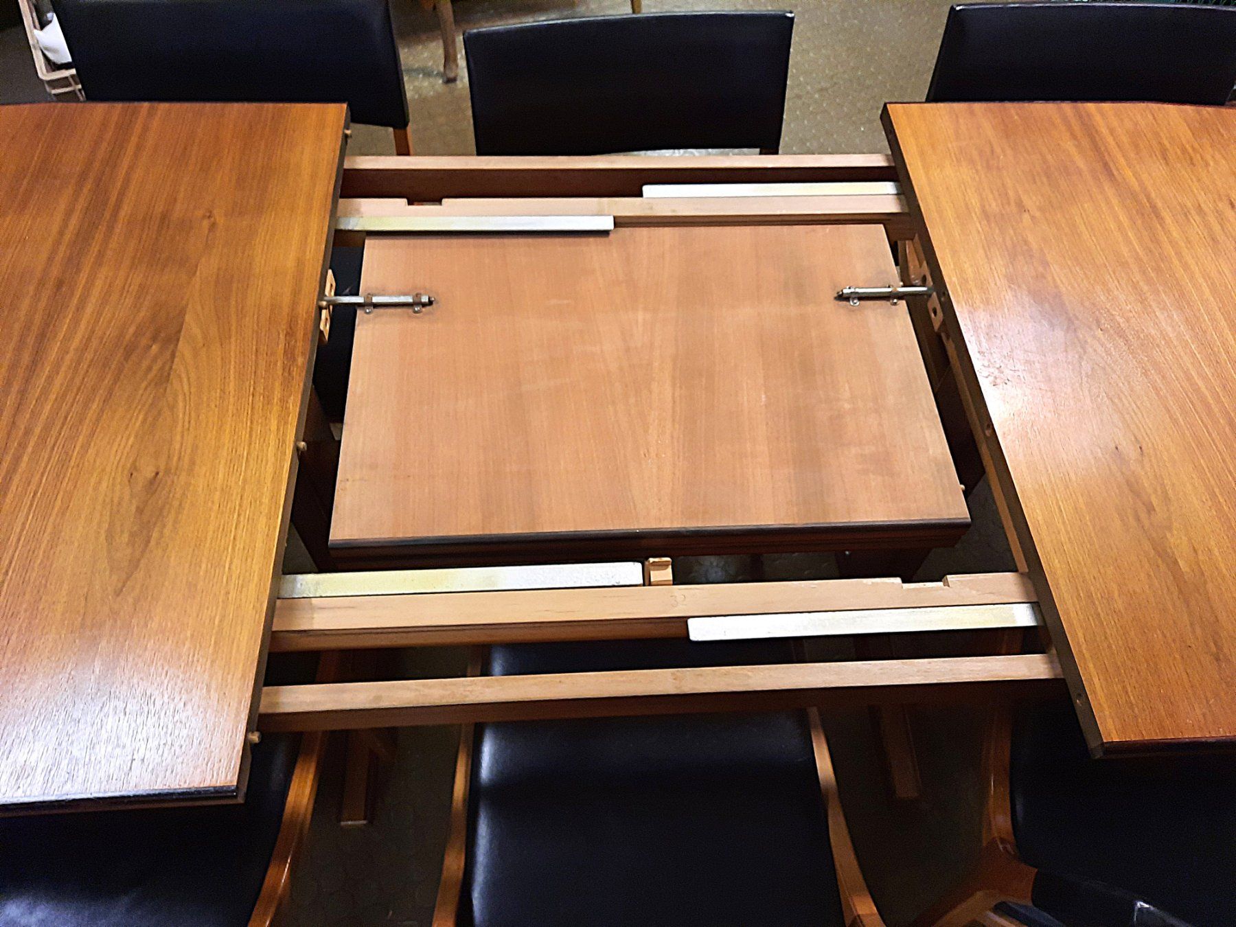 Set de table et chaises: Holztisch mit 6 Stühlen – D'occasion à Beinwil am See par Restwert_Beinwil 2