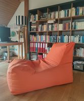 Gemütlicher oranger Sitzsack