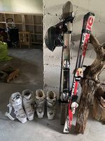 Ski und Skischuhe