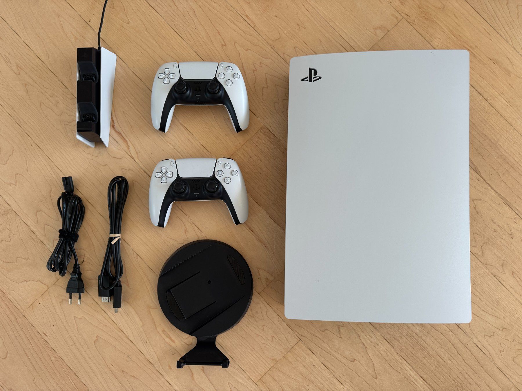 Sony Konsolen: Sony PlayStation 5 Disc Edition + 2 Controller + Ladestation – Gebraucht aus Rüschlikon von Mercatus_89
