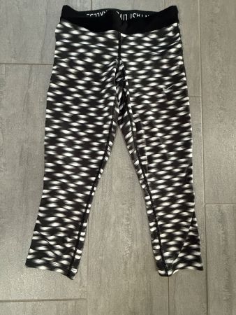 NIKE Sportleggins mit grafischem Muster