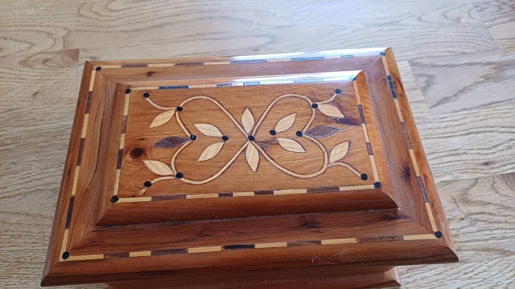 Cassapanche: Schatulle mit Einlegearbeiten – Usato da Flawil venduto da Naphtali 1