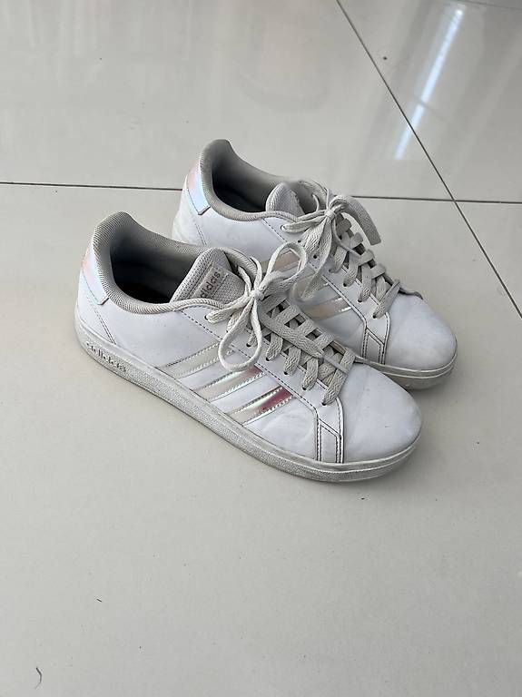 Scarpe da donna: Baskets Adidas taille 39 1/3 – Usato da Epalinges venduto da Kallem