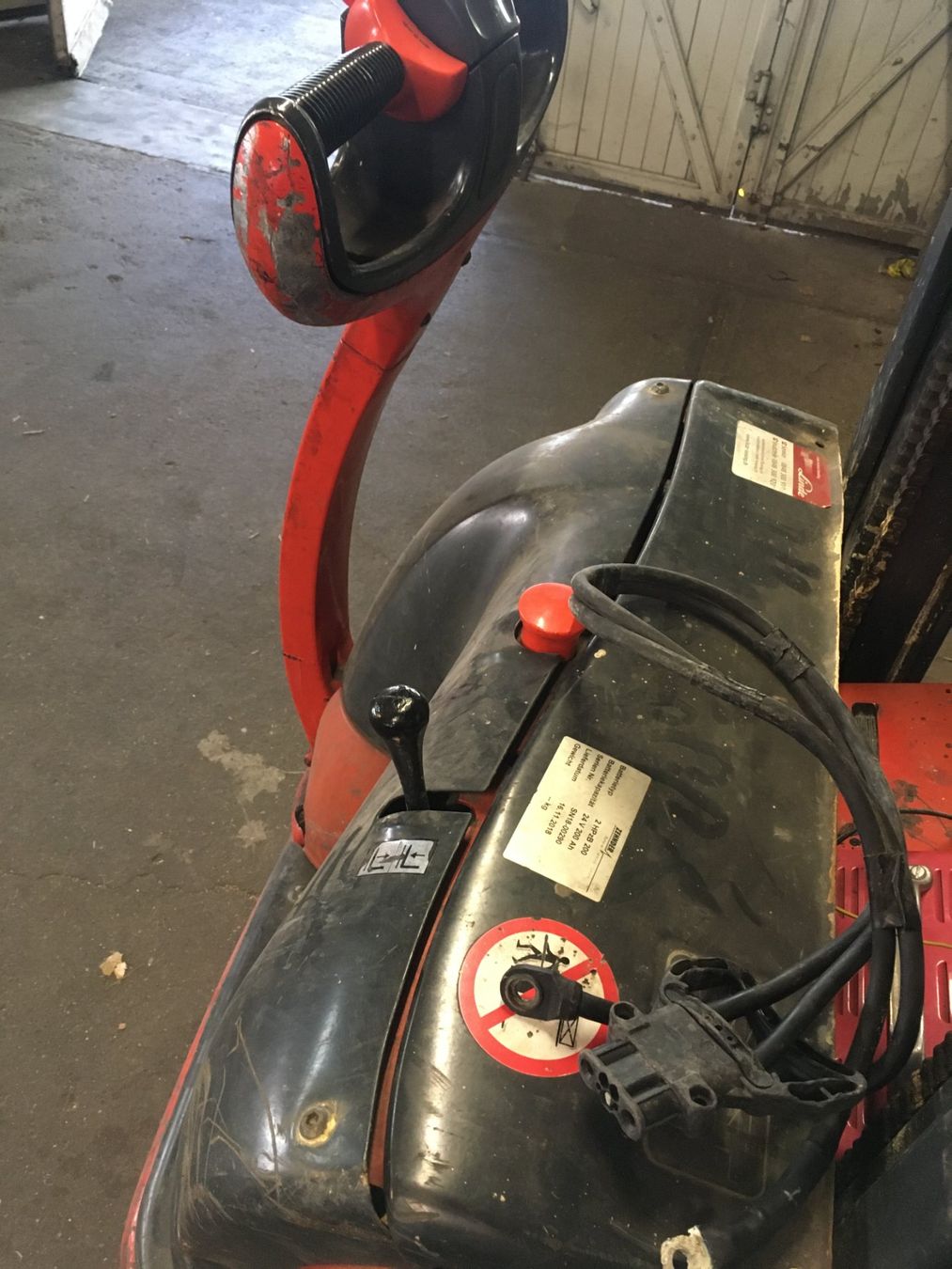 Linde Carrelli elevatori e a forche: Elektrostappler , Hubwagen , Ameise – Difettoso da Wila venduto da Seven700 1