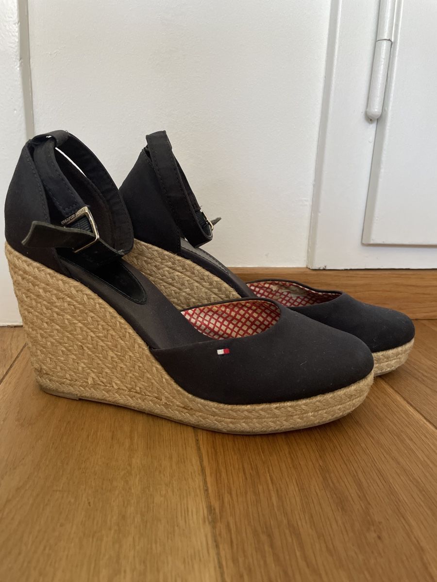 Tommy Hilfiger Chaussures femmes: TH Plateau Schuhe GR. 40 – D'occasion à Bern par prostezuzka