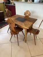 Rustikaler Tisch mit Schieferplatte