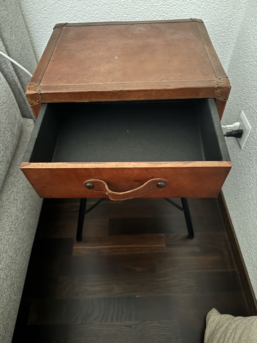 Maisons du monde Tables de nuit: Nachttisch – D'occasion à Frauenfeld par FENOMENO01 1