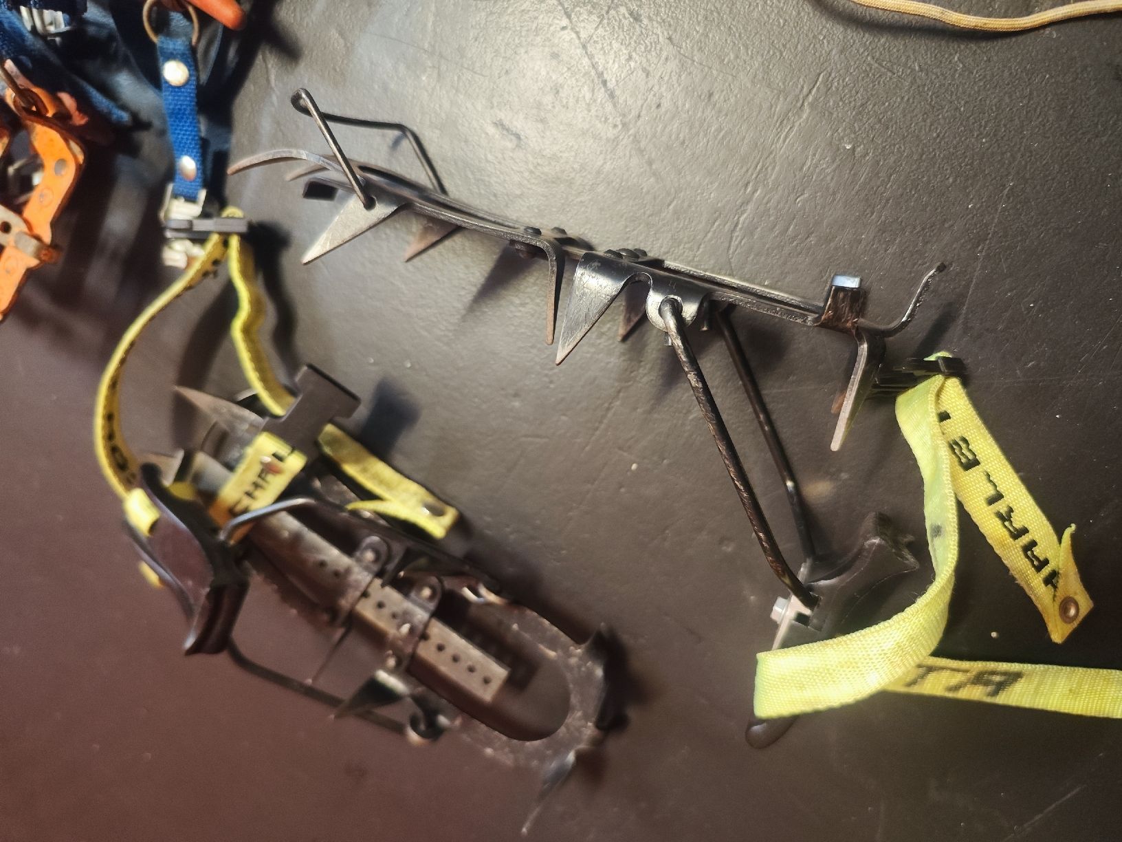 Altro in Alpinismo & Escursioni: Ice Climbing Gear Crampons Ice Axe & Nuts Set – Usato da Grindelwald venduto da vla_z6zz 3