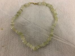 schöne Peridot Splitterkette mit Goldverschluss