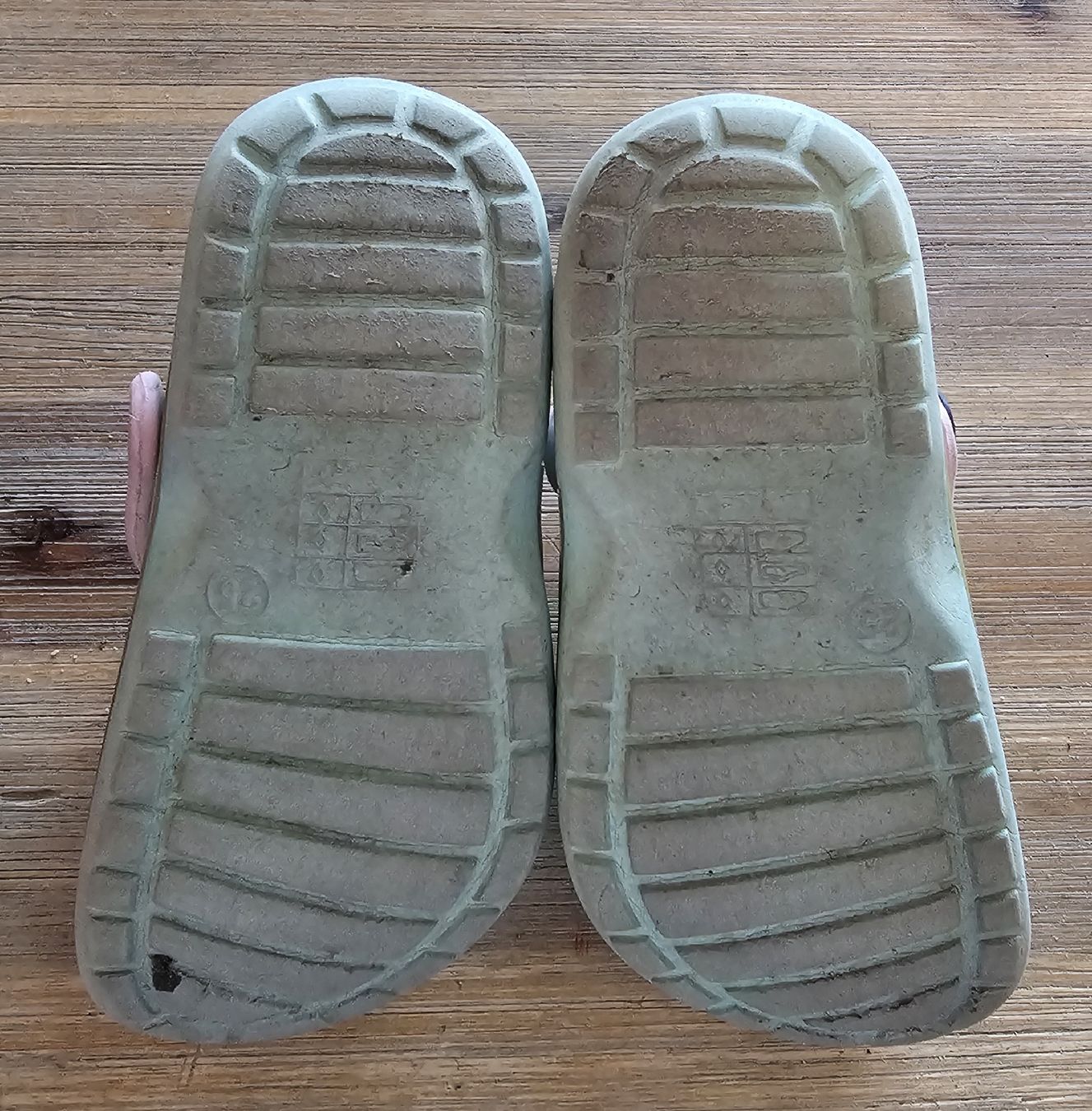 Crocs Schuhe für Jungen: Kinder Clogs mint rosa Grösse 25 – Gebraucht aus Basel von Sinibini86 1