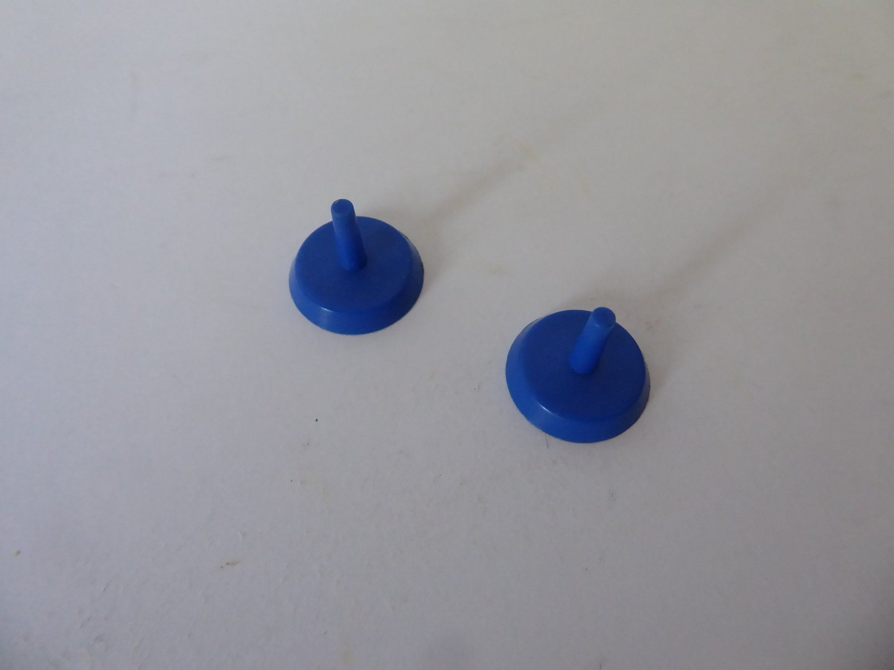 Giochi: 2 Spielsteine, Kunststoff, 15 x 12mm – Usato da Turbenthal venduto da Panau