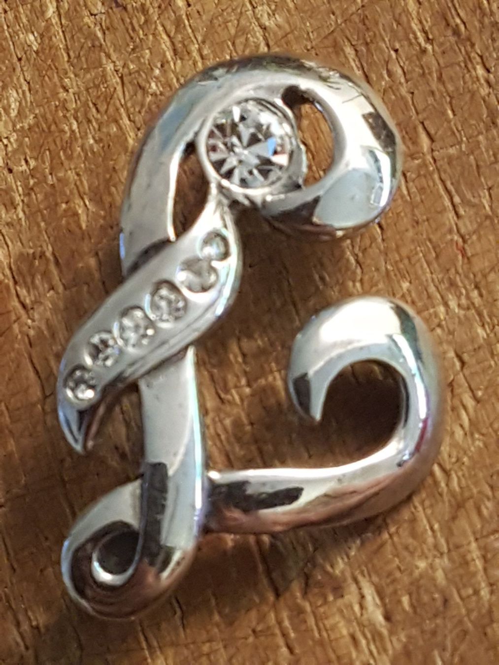 Spille & Fermagli: Brosche Monogramm J oder L ca. 3,5cm lang, facett. Steinchen – Usato da Ettingen venduto da Maranathatalitha