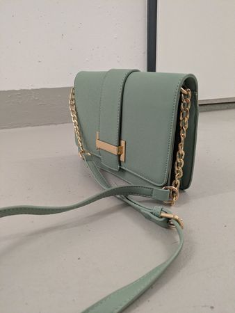 Mintgrüne Umhängetasche mit goldener Kette, neuwertig