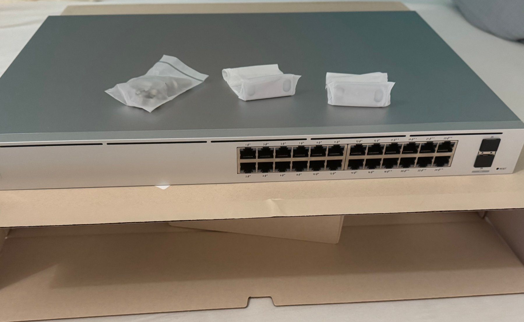 Ubiquiti Hubs & Switches: Ubiquiti UniFi Switch Pro-24 PoE – Gebraucht aus Winterthur von Noahdg23 2