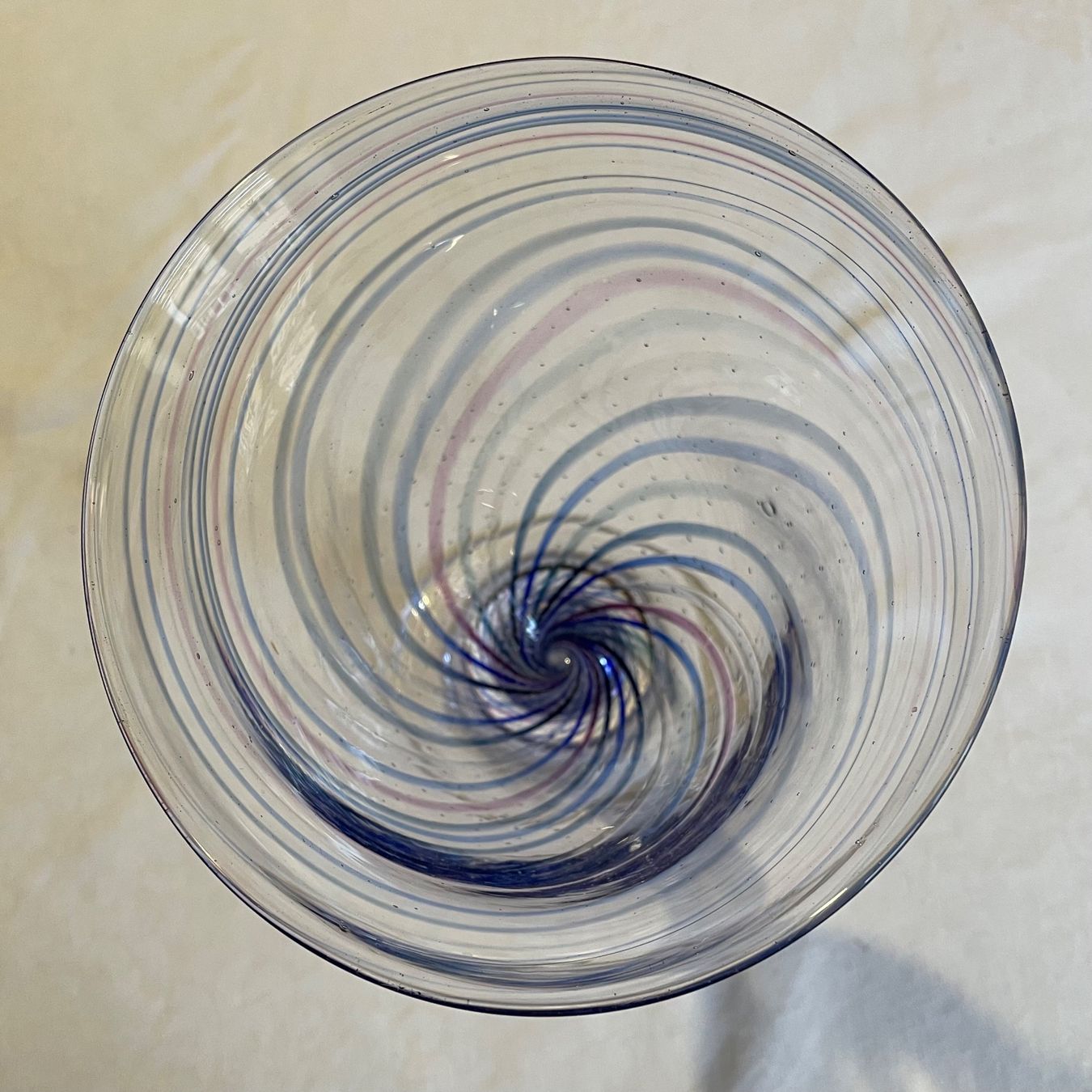 Bicchieri: Eigenwilliger Glas Pokal mit farbigen Streifen – Usato da Liestal venduto da Coutellerie 5